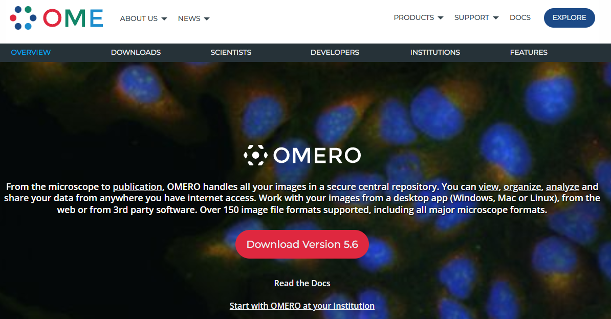 Capture d'écran de la page d'accueil du site Web OMERO. La page présente un arrière-plan sombre avec des images de fluorescence de cellules en microscopie. Le logo OMERO est centré, suivi d'une description expliquant qu'OMERO est un dépôt central sécurisé pour gérer, analyser et partager des images de microscopie. Il met en avant la compatibilité avec plus de 150 formats de fichiers image et un accès via des applications de bureau, le Web ou des logiciels tiers. Un bouton rouge intitulé 'Download Version 5.6' est mis en évidence.